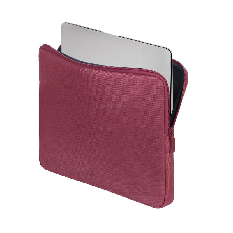 Eine rote Laptoptasche mit einem silbernen Laptop, der teilweise herausschaut.