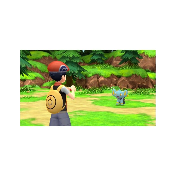 Ein Trainer mit roter Kappe und gelbem Rucksack steht vor einem kleinen blauen Pokémon auf einer Lichtung.