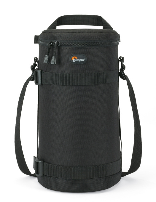 Schwarze Lowepro-Zylindertasche mit Reißverschluss, Tragegurt und Markenlogo auf weißem Hintergrund.