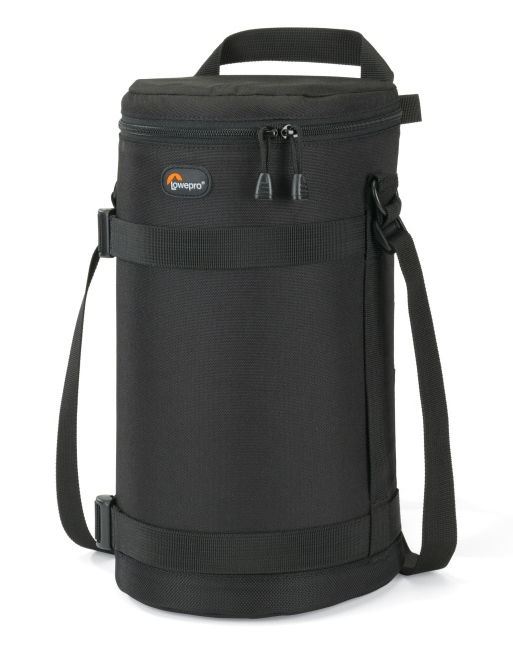 Eine schwarze, zylindrische Lowepro-Objektivtasche mit Schultergurt und Reißverschluss vor weißem Hintergrund.