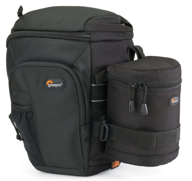 Schwarze Lowepro Kameratasche mit Zubehörtasche auf weißem Hintergrund.