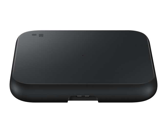 Ein schwarzes, rechteckiges kabelloses Ladepad mit abgerundeten Ecken und einem USB-C-Anschluss an der Vorderseite.