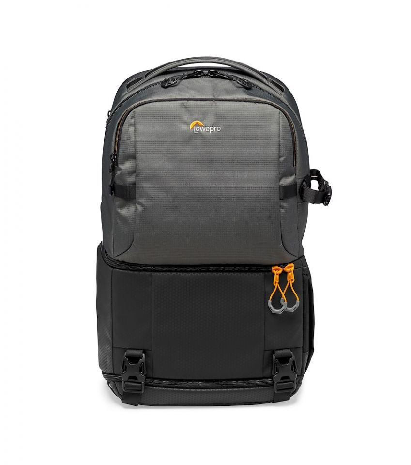 Ein grauer und schwarzer Lowepro Fotorucksack mit orangen Reißverschlüssen auf einem weißen Hintergrund.
