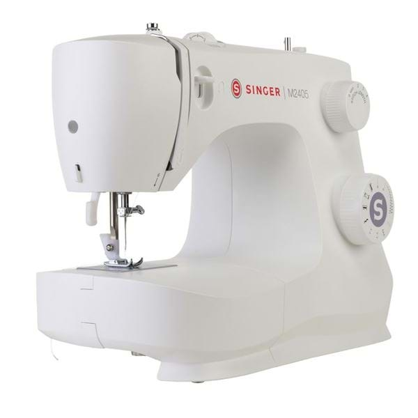 Una macchina da cucire bianca Singer M2405 su sfondo bianco.