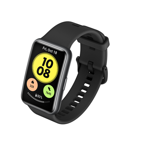 Eine schwarze Smartwatch mit einem rechteckigen Display zeigt die Uhrzeit, das Datum und Aktivitätsdaten auf weißem Hintergrund.