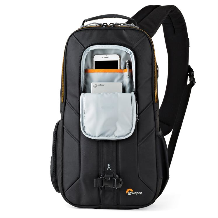 Ein schwarzer Lowepro Sling-Rucksack mit offener Fronttasche, in der ein Smartphone, ein Stift und eine Festplatte steh