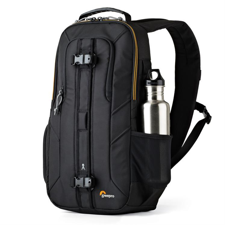 Ein schwarzer Lowepro-Rucksack mit gelben Akzenten steht vor weißem Hintergrund, eine silberne Trinkwasserflasche in der Netztasche.