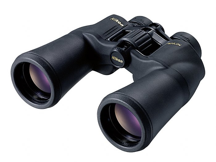 Binocolo nero Nikon con scritta dorata su sfondo bianco.