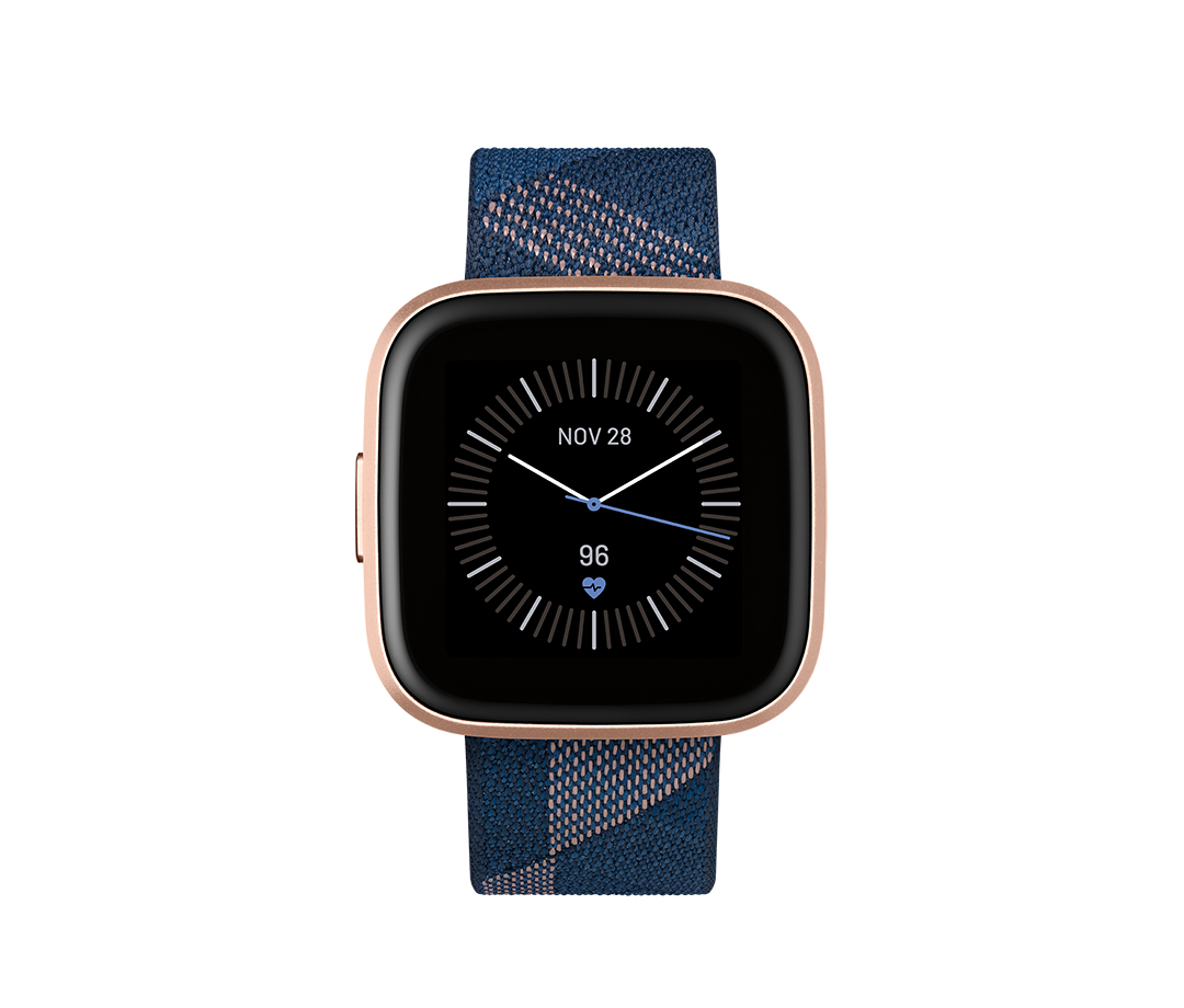 Rosegoldene Smartwatch mit analogem Zifferblatt und blau-gemustertem Textilarmband.