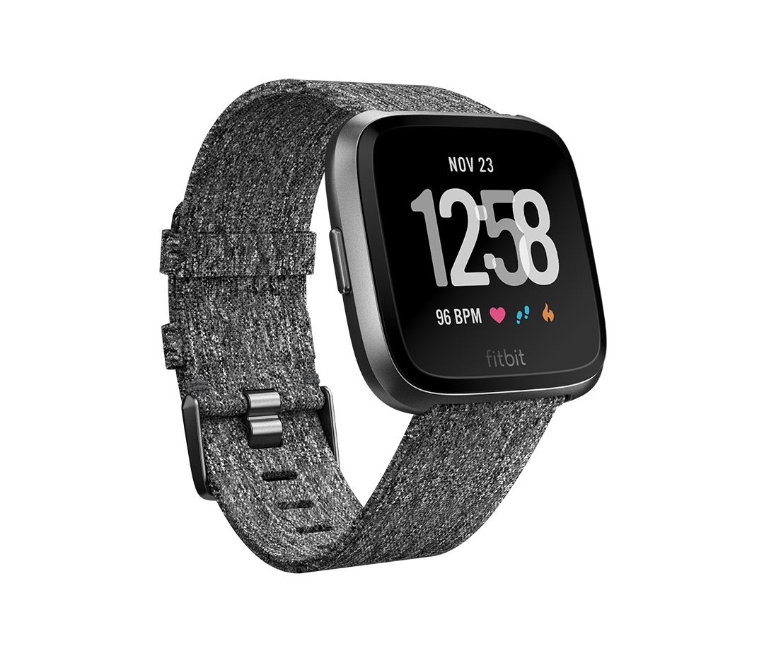 Eine schwarze Smartwatch mit strukturiertem grauen Stoffarmband und digitaler Anzeige der Uhrzeit 12:58 vor weißem Hintergrund.