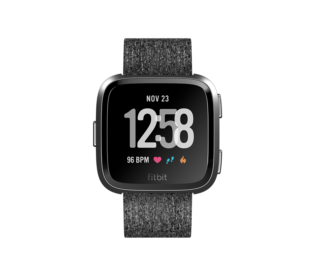 Eine schwarze Fitbit Smartwatch mit grauem Stoffarmband zeigt die Uhrzeit und Gesundheitsdaten auf dem Display.