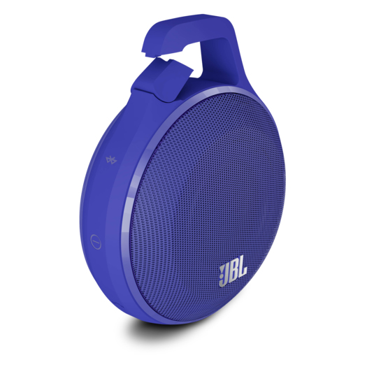 Un altoparlante Bluetooth JBL Clip rotondo blu con un moschettone integrato su fondo bianco.