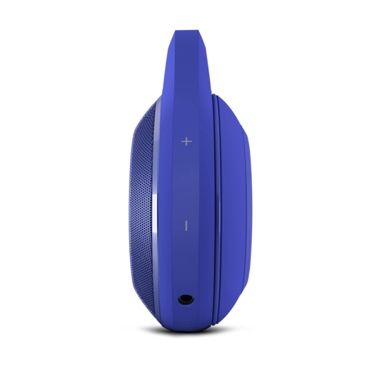 Profilo laterale dell'altoparlante wireless blu con pulsanti del volume e porta audio su sfondo bianco.