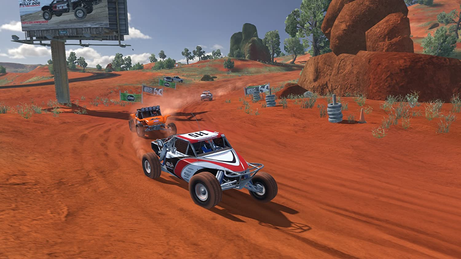 Auto da buggy sfrecciano su una pista di sabbia rossa in un paesaggio desertico collinare con rocce.