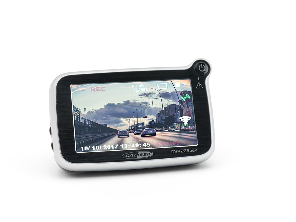 Eine Caliber DVR 225 Dual Dashcam zeigt Autobahnansicht mit Autos auf weißem Hintergrund.