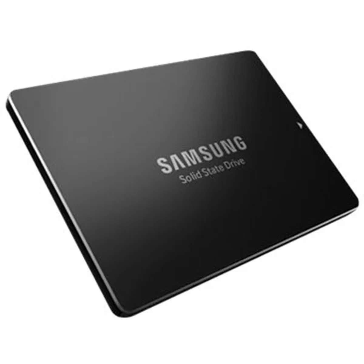 Unità a stato solido Samsung nera inclinata su sfondo bianco.