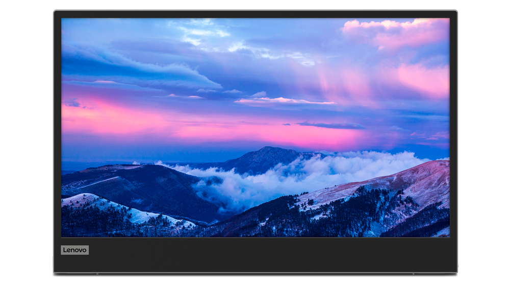 Un monitor Lenovo nero mostra un paesaggio montano con nuvole rosa e blu al tramonto.