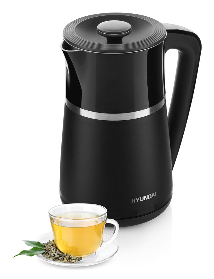 Ein schwarzer Hyundai-Wasserkocher steht neben einer Tasse grünem Tee mit Teeblättern auf einer Untertasse.