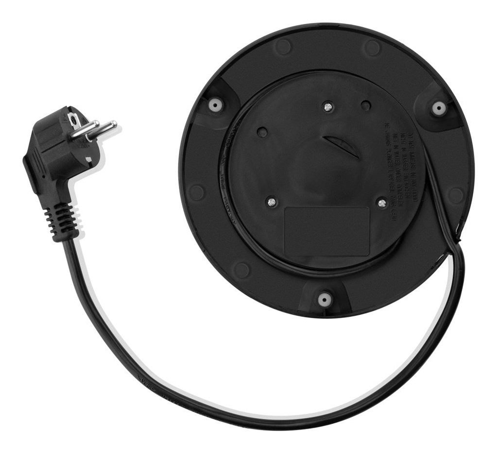 Unterseite eines schwarzen Wasserkochersockels mit aufgewickeltem Netzkabel und Stecker auf weißem Hintergrund.