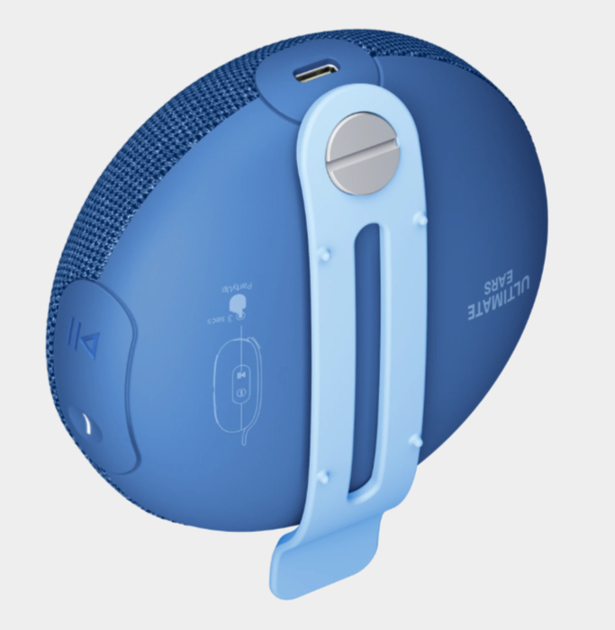 Niebieski głośnik Ultimate Ears z jasnoniebieskim klipsem z tyłu i portem USB-C.