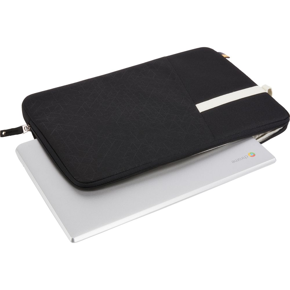 Eine schwarze Laptoptasche mit geometrischem Muster zeigt einen silbernen Laptop, der teilweise herausragt.