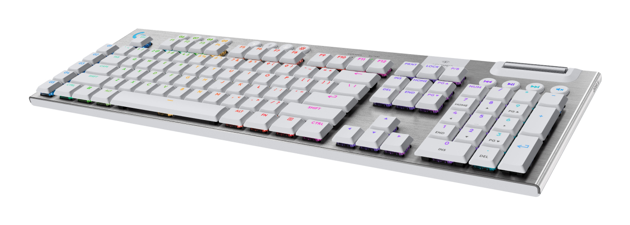 Eine silberne mechanische Tastatur mit weißen Tasten und RGB-Hintergrundbeleuchtung auf weißem Hintergrund.