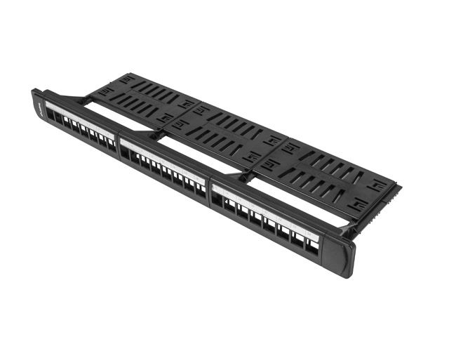 Ein schwarzes Patchpanel mit Kabelmanagement auf einer weißen Oberfläche.