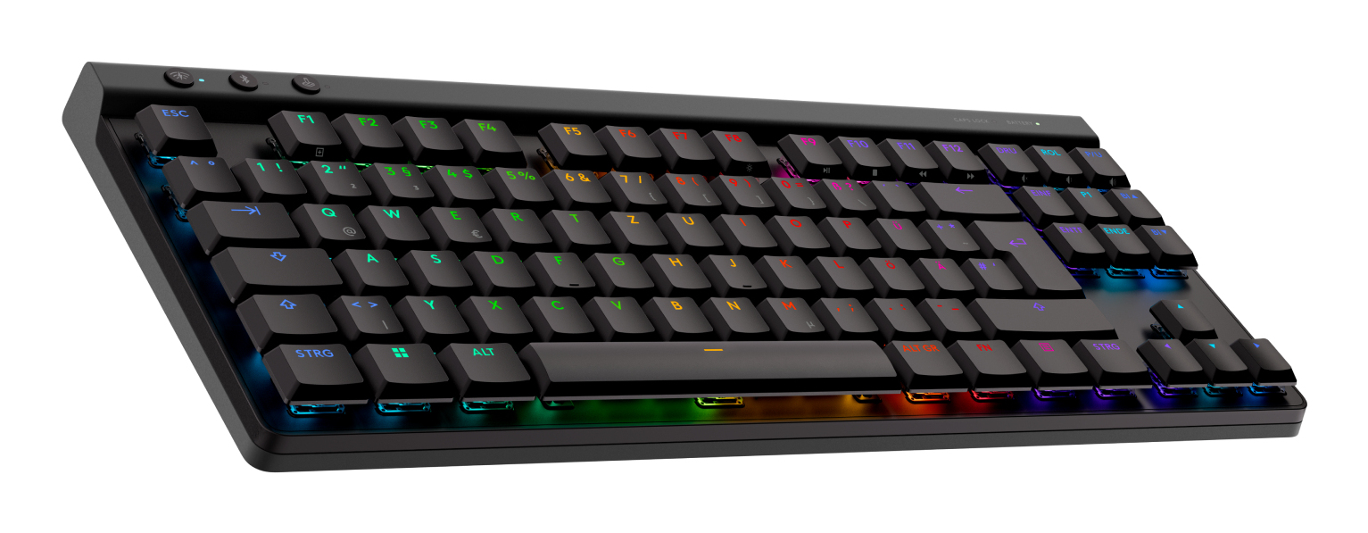 Schwarze mechanische Tastatur mit bunter RGB-Hintergrundbeleuchtung auf weißem Hintergrund.