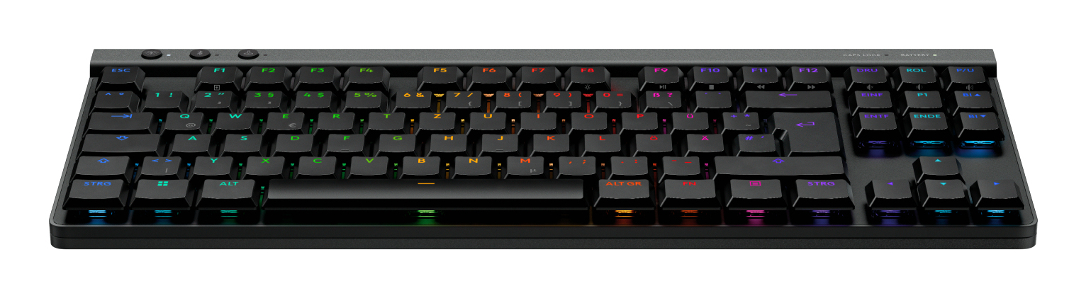 Una tastiera meccanica nera con retroilluminazione RGB vista da una bassa angolazione su sfondo bianco.