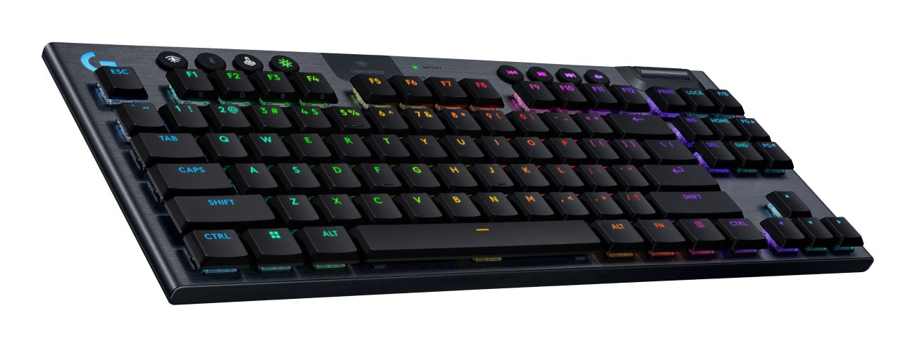 Tastiera da gioco wireless nera Logitech con retroilluminazione RGB su sfondo bianco.