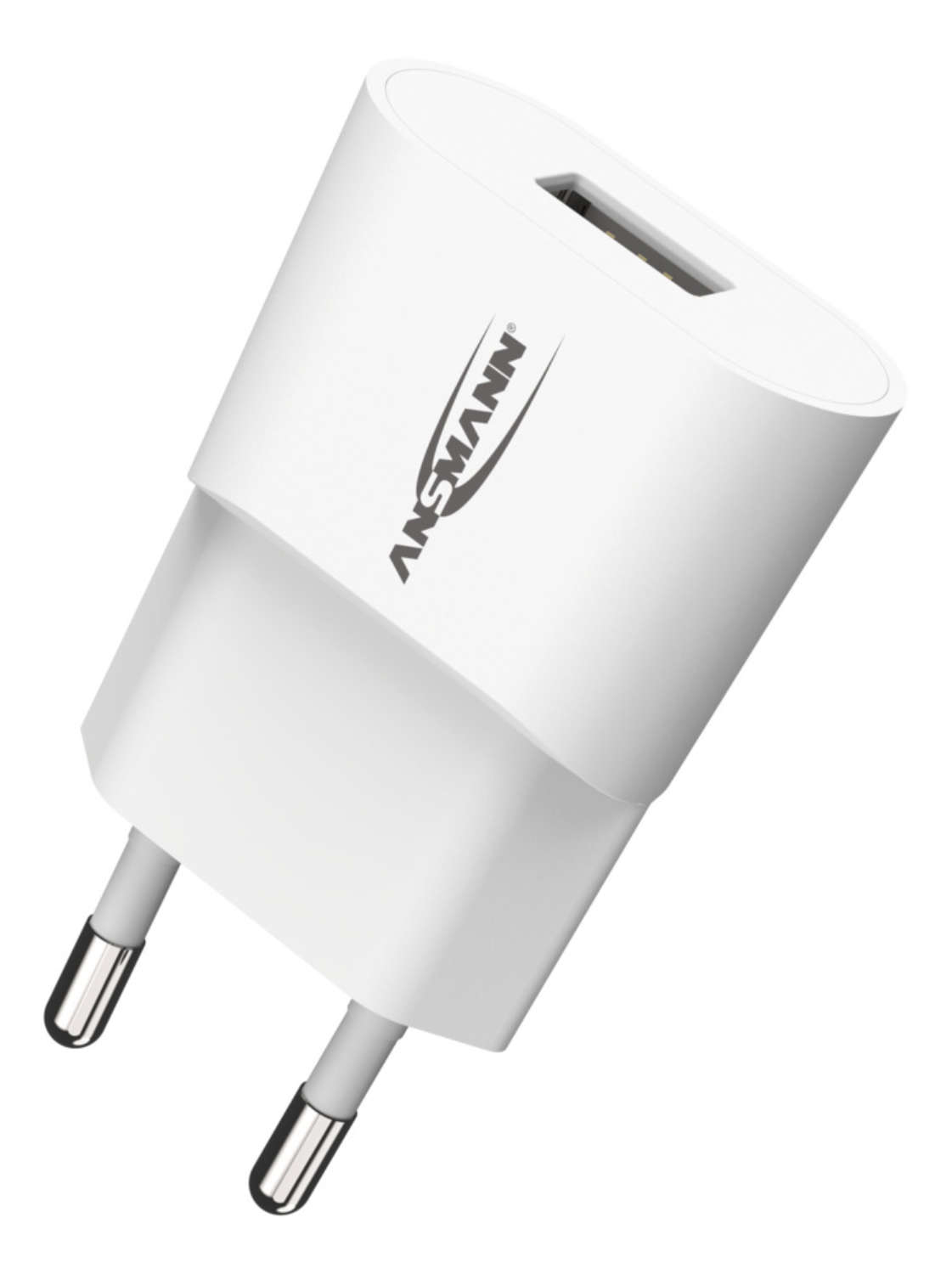 Ein weißes Ansmann USB-Ladegerät mit europäischen Steckerstiften vor weißem Hintergrund.