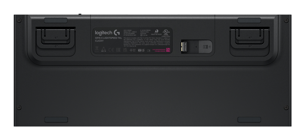 Il fondo di una tastiera nera Logitech con due piedini inclinabili regolabili e un ricevitore USB.