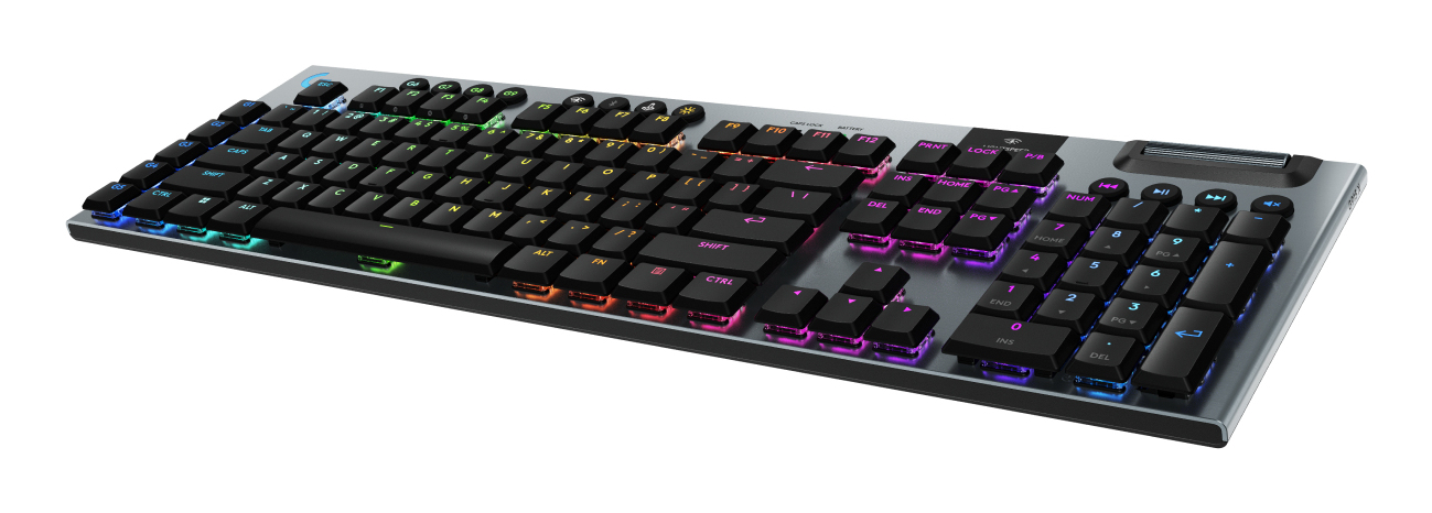 Una tastiera da gioco argentata ed elegante con tasti neri e vivace retroilluminazione RGB.
