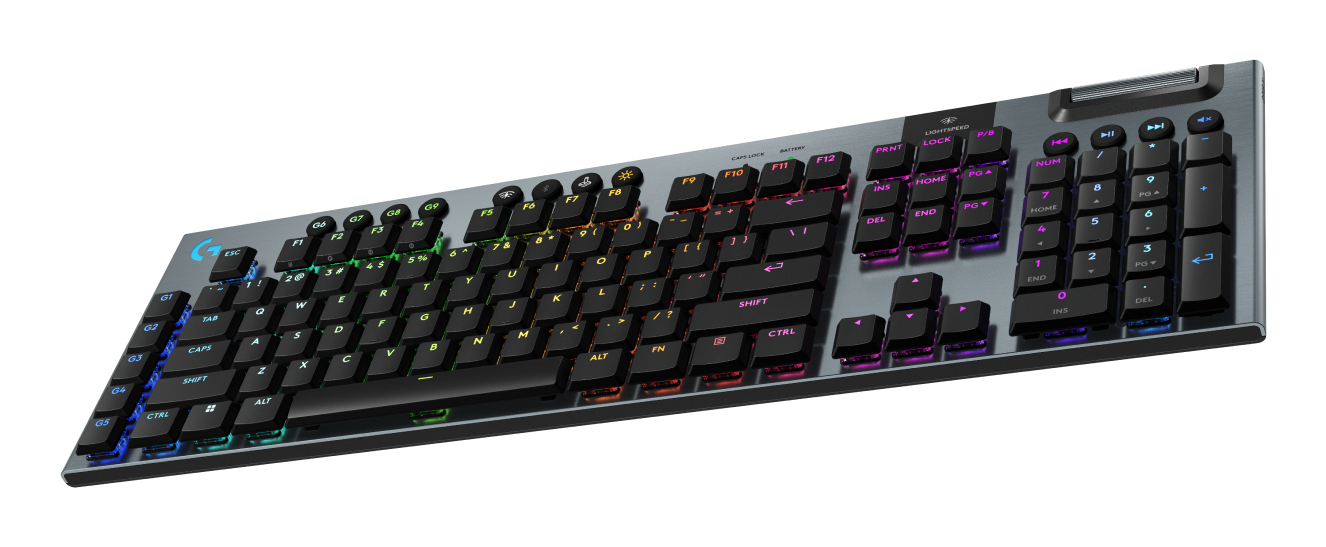 Una vista inclinata di un'elegante tastiera da gioco nera con retroilluminazione RGB colorata su sfondo bianco.
