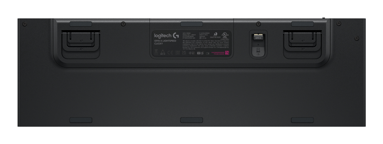 Vista inferiore di una tastiera nera Logitech G915 X con supporti regolabili e ricevitore USB.