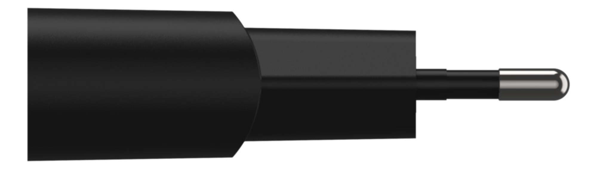 Ein schwarzes elektrisches Steckerkabel mit einem Metallstift vorne auf weißem Hintergrund.