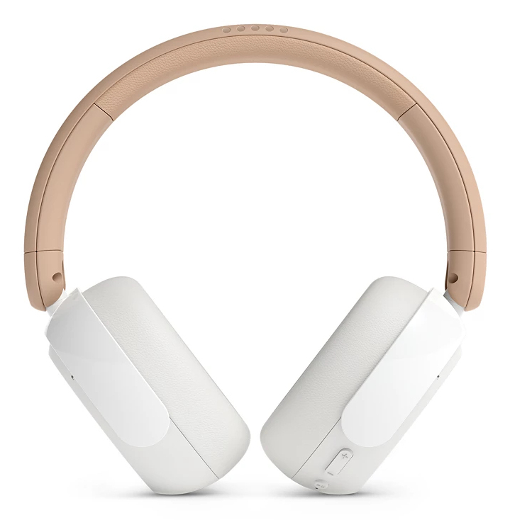 Beige und weiße Over-Ear-Kopfhörer mit gepolstertem Bügel vor weißem Hintergrund.