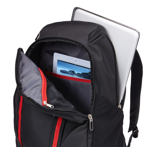 Ein schwarzer Rucksack mit rotem Rand, gefüllt mit einem Laptop und einem Tablet.