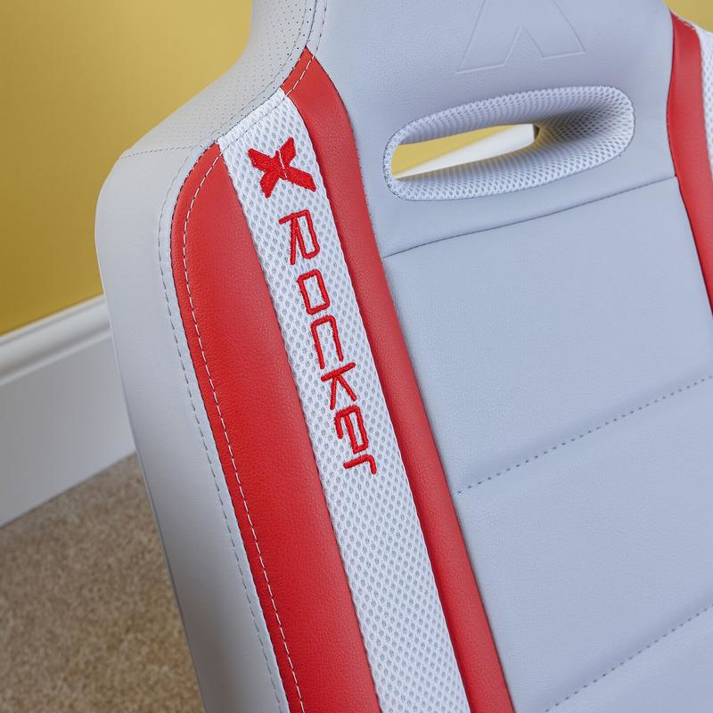 Grau-roter X Rocker Gaming-Stuhl mit rotem gestickten Logo.
