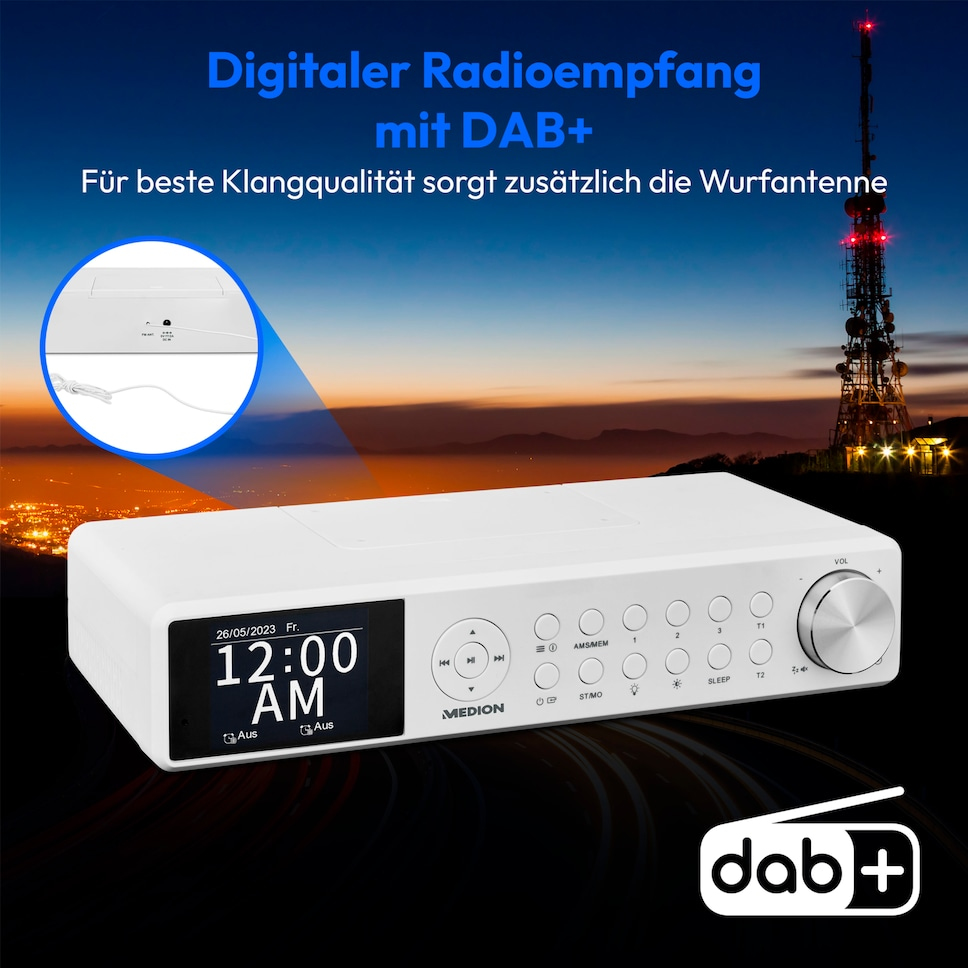 Radio bianca Medion con DAB+ davanti a una città serale e torre di trasmissione.