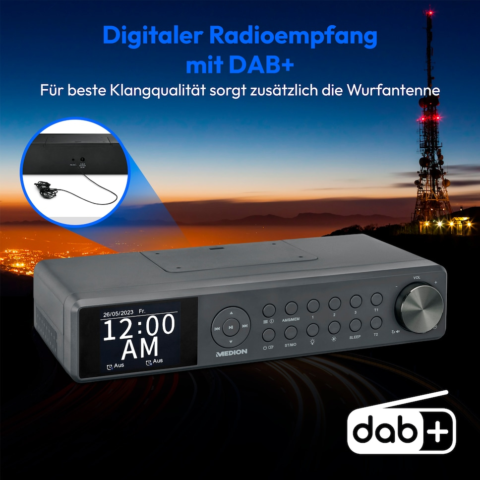 Medion Digitalradio mit DAB+, Display, Tasten und Regler vor abendlicher Stadtkulisse mit Funkturm.