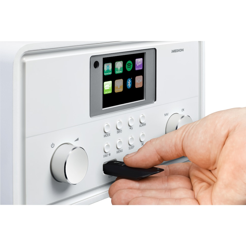 Una mano inserisce una chiavetta USB in una radio Medion bianca con schermo.