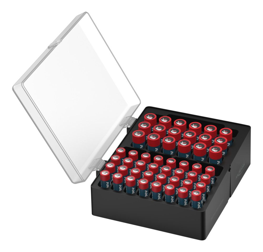 Eine offene schwarze Aufbewahrungsbox gefüllt mit vielen roten und blauen Batterien, mit klarem Deckel.
