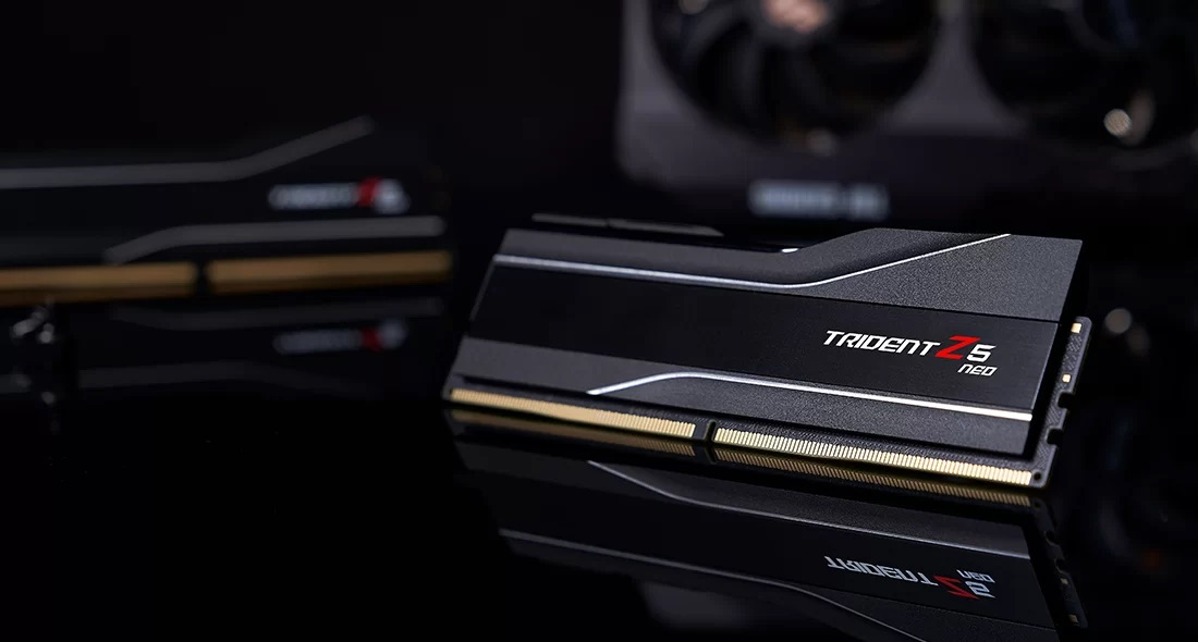 Czarny moduł RAM G.Skill Trident Z5 Neo spoczywa na błyszczącym podeście na ciemnym tle.
