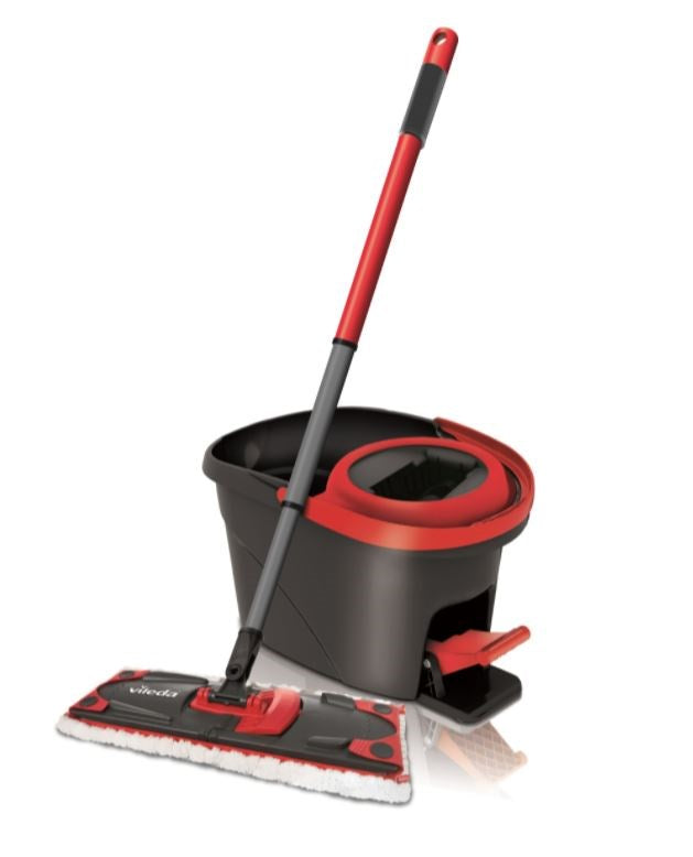 Ein schwarz-roter Vileda Flachwischmop lehnt an Eimer mit Schleuder und Fußpedal.