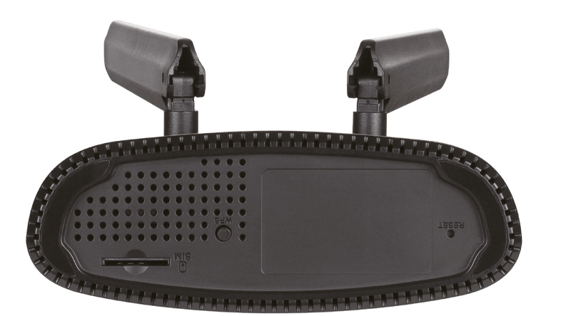 Schwarzer Router mit zwei Antennen und Lüftungsschlitzen auf der Unterseite.