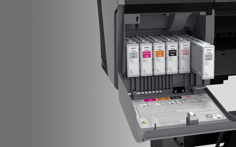 Cartucce d'inchiostro Epson nel vano aperto di una stampante.