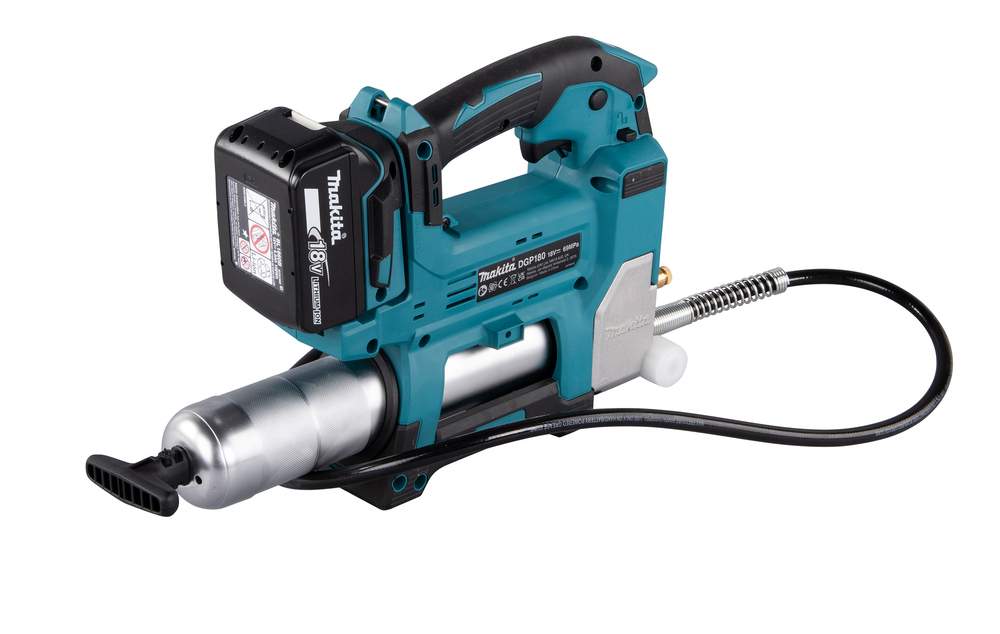 Una pistola per grasso Makita a batteria verde acqua e nera con batteria e tubo flessibile nero su sfondo bianco.