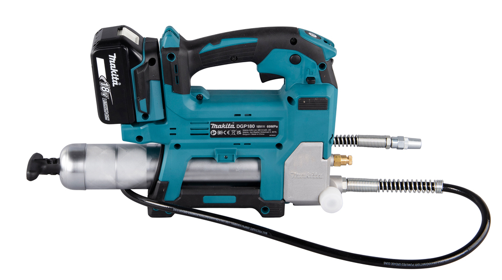 Ingrassatore a batteria Makita con batteria da 18V collegata e tubo flessibile su sfondo bianco.