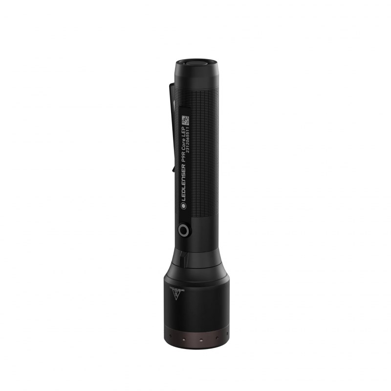 Una linterna Ledlenser negra se encuentra sobre un fondo blanco.